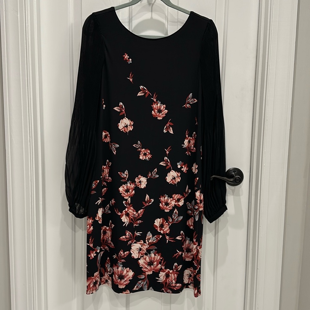 Beautiful White House/Black Market dress